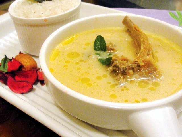 Yakhni is a dish from kashmiri pandit cuisine which does not use onion and garlic.