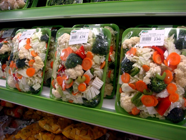 Avoid fresh fruits, which have been pre - cut or peeled and kept in the open.