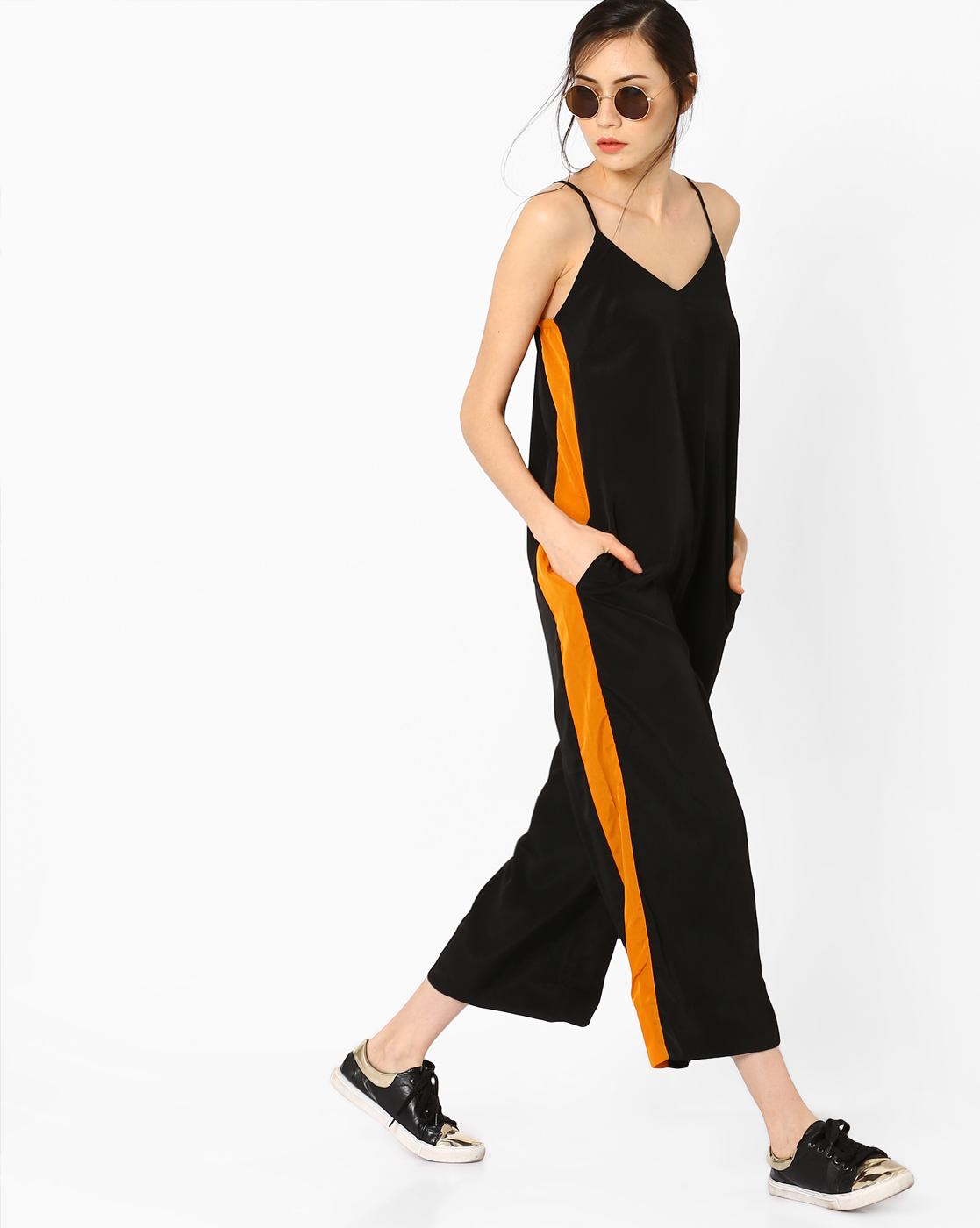 -1117Wx1400H-460039738-black-MODEL.jpg