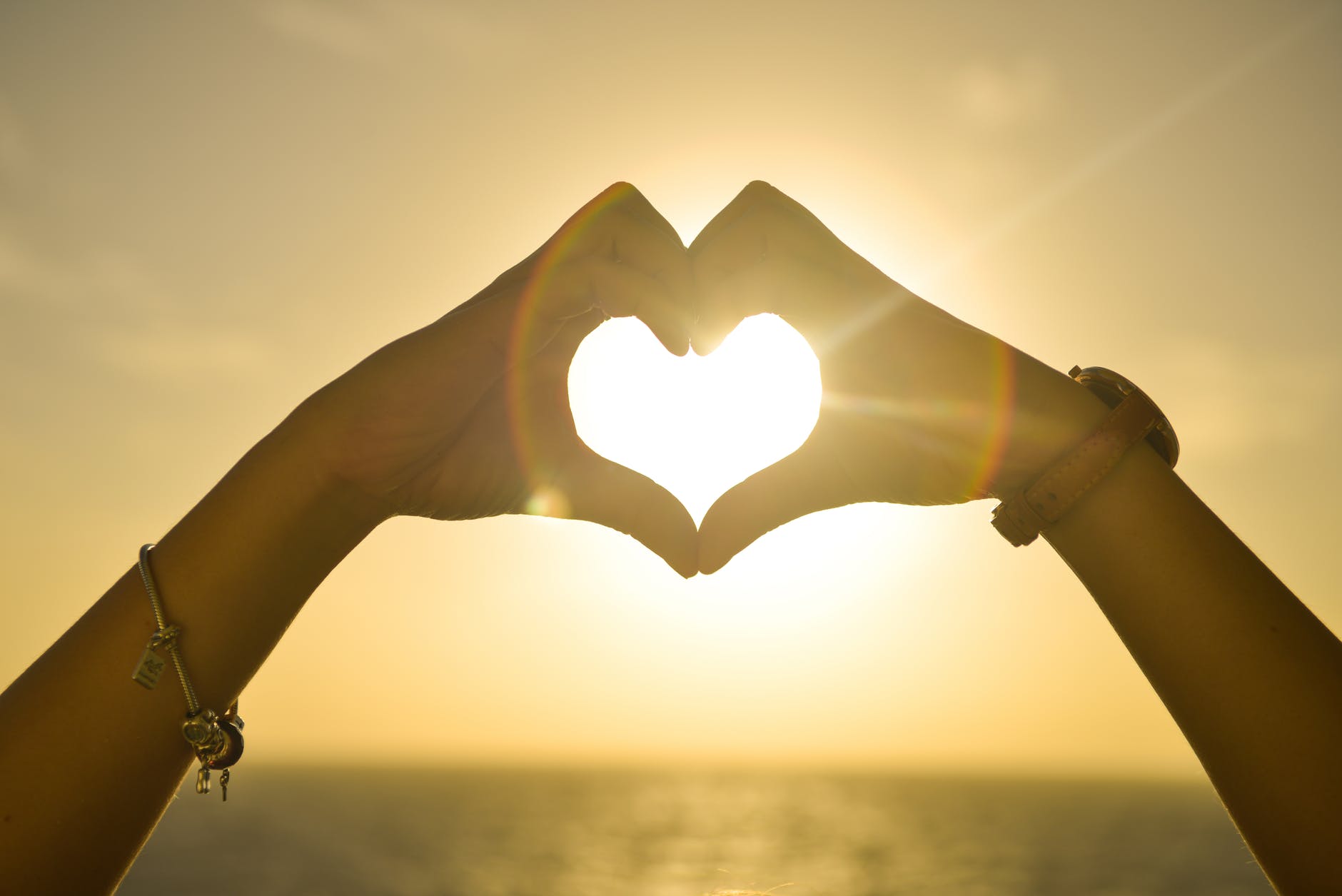 Good mental health begins with finding the right balance in life. These 5 practical tips are the starting point.