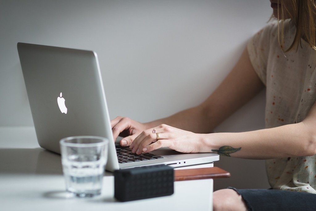 Simple Yet Creative Ways You Can Exercise From Inside Your Work Cubicle